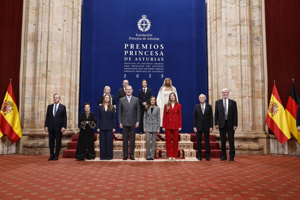 Kralj Felipe VI i kraljica Letizia, zajedno sa princezom Leonorom i infantom Sofijom, poziraju sa dobitnicima nagrade Princeza od Asturije za 2025. godinu.