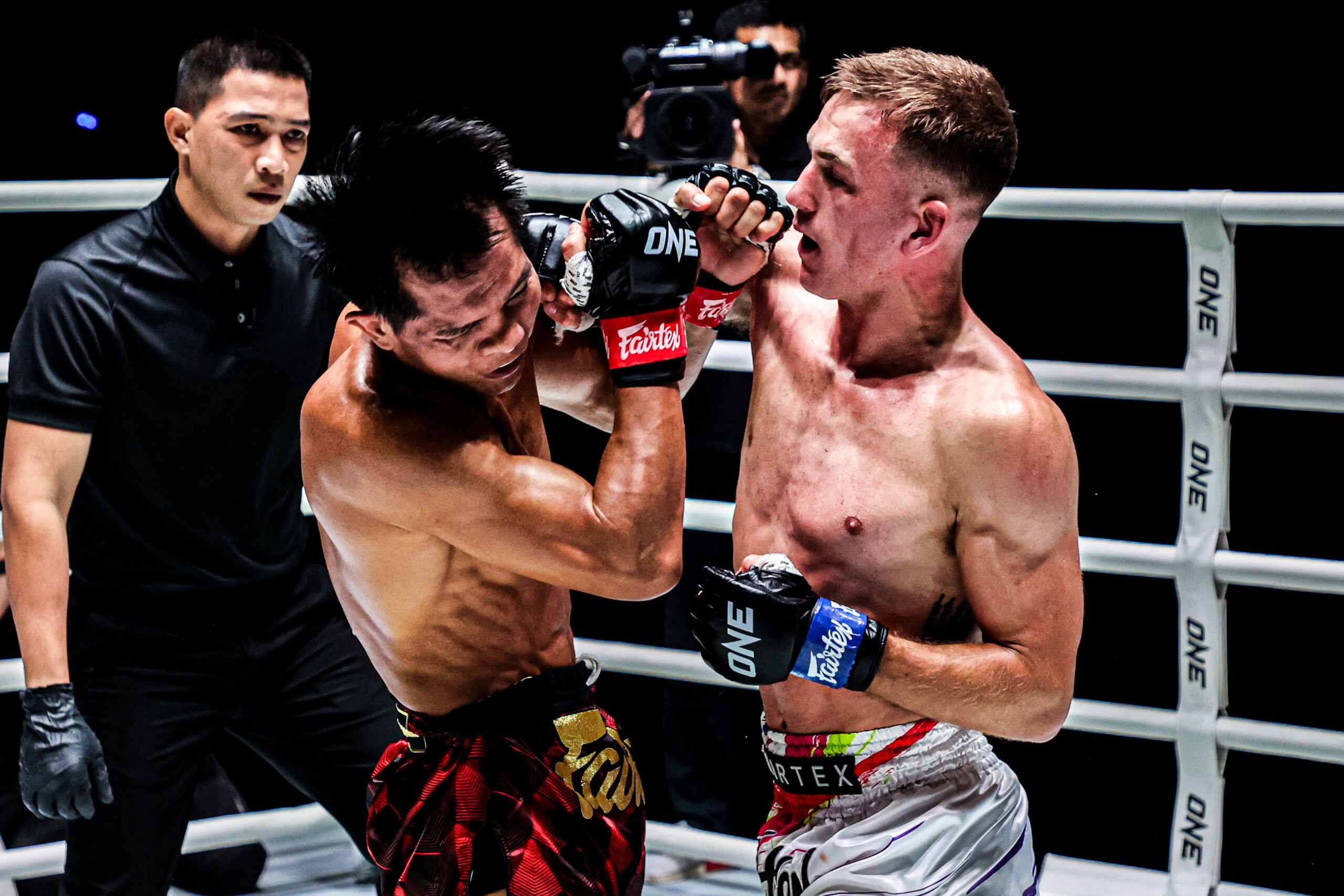 Sornsueknoi FA Group Stephen Irvine ONE Friday Fights 100 27