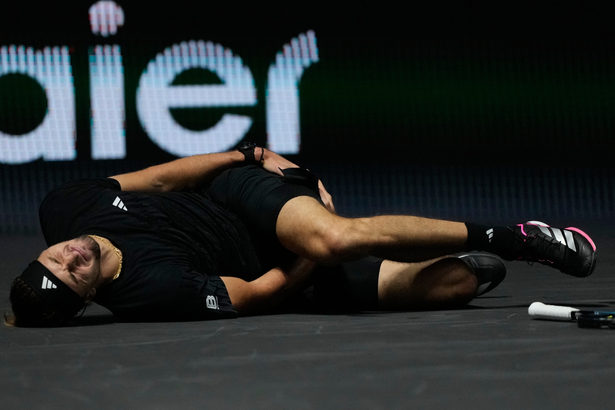 Zverev boli na podu Arene odbrane.