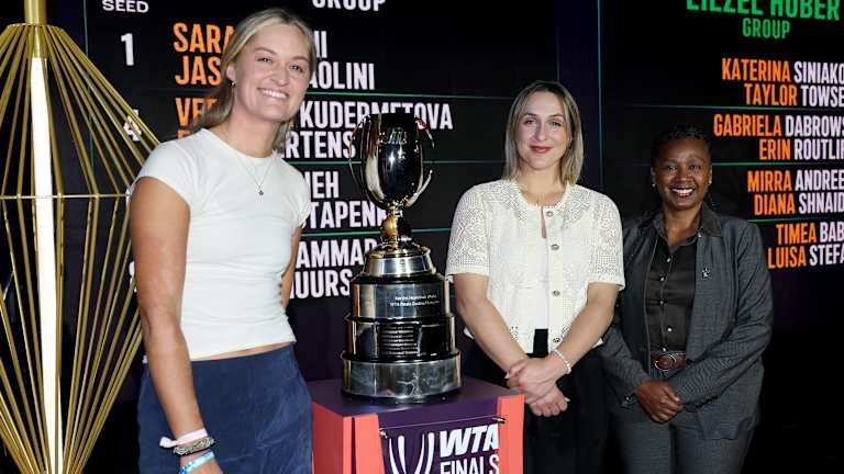Branioci titule Erin Routliffe i Gabriela Dabrovski poziraju sa izvršnim direktorom VTA Portia Archer i trofejom u dublu.