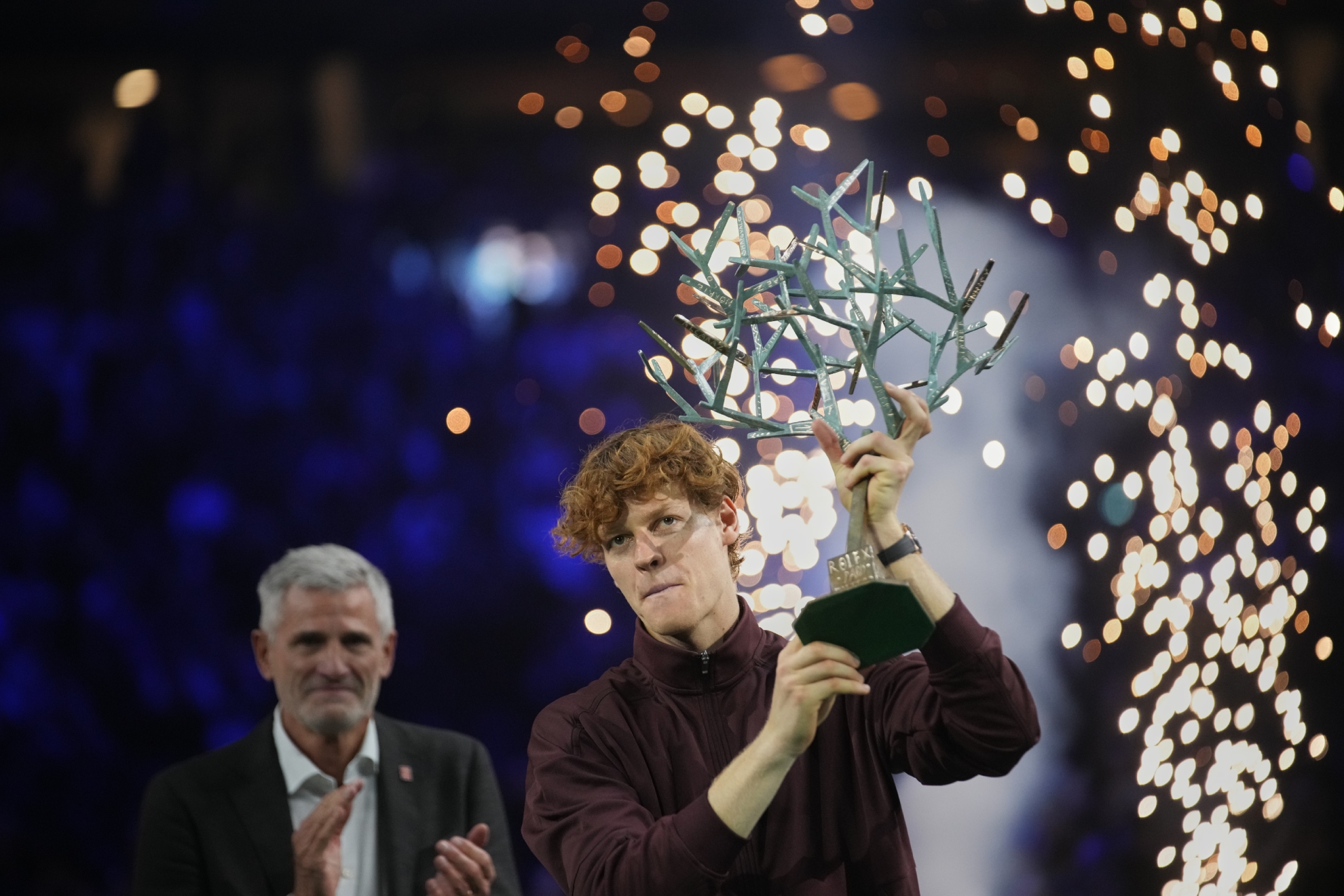 Grešnik podiže trofej u Parizu.
