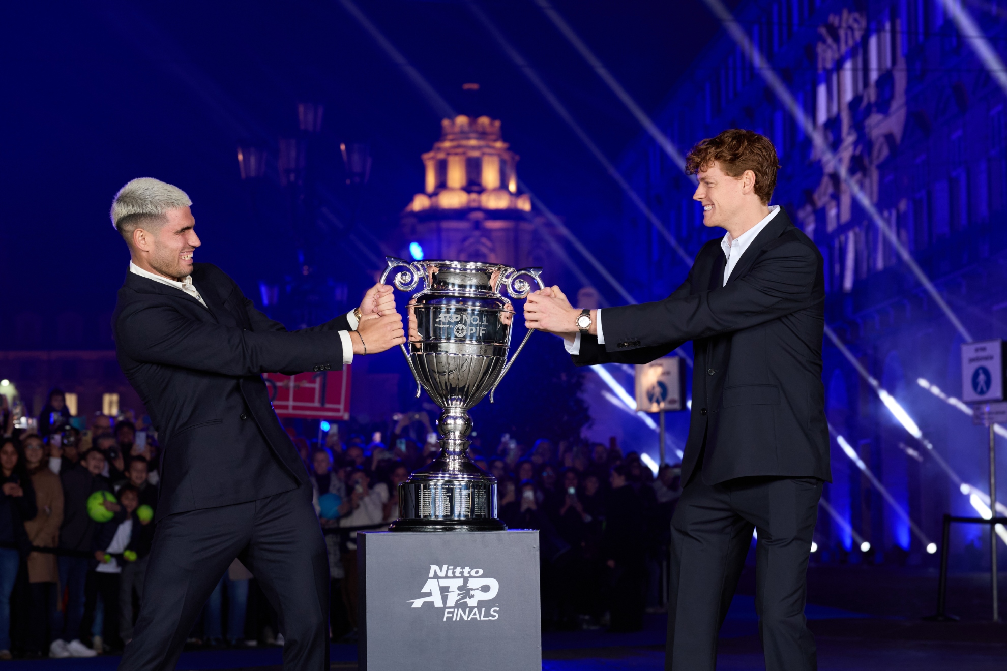 Alkaraz i Sinner povlače trofej.
