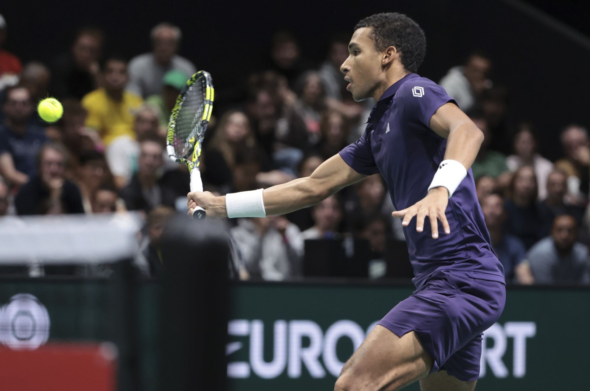 Feliks Ože-Alijasime klinčeva "rollercoaster" povratak protiv Bena Šeltona na ATP Finals