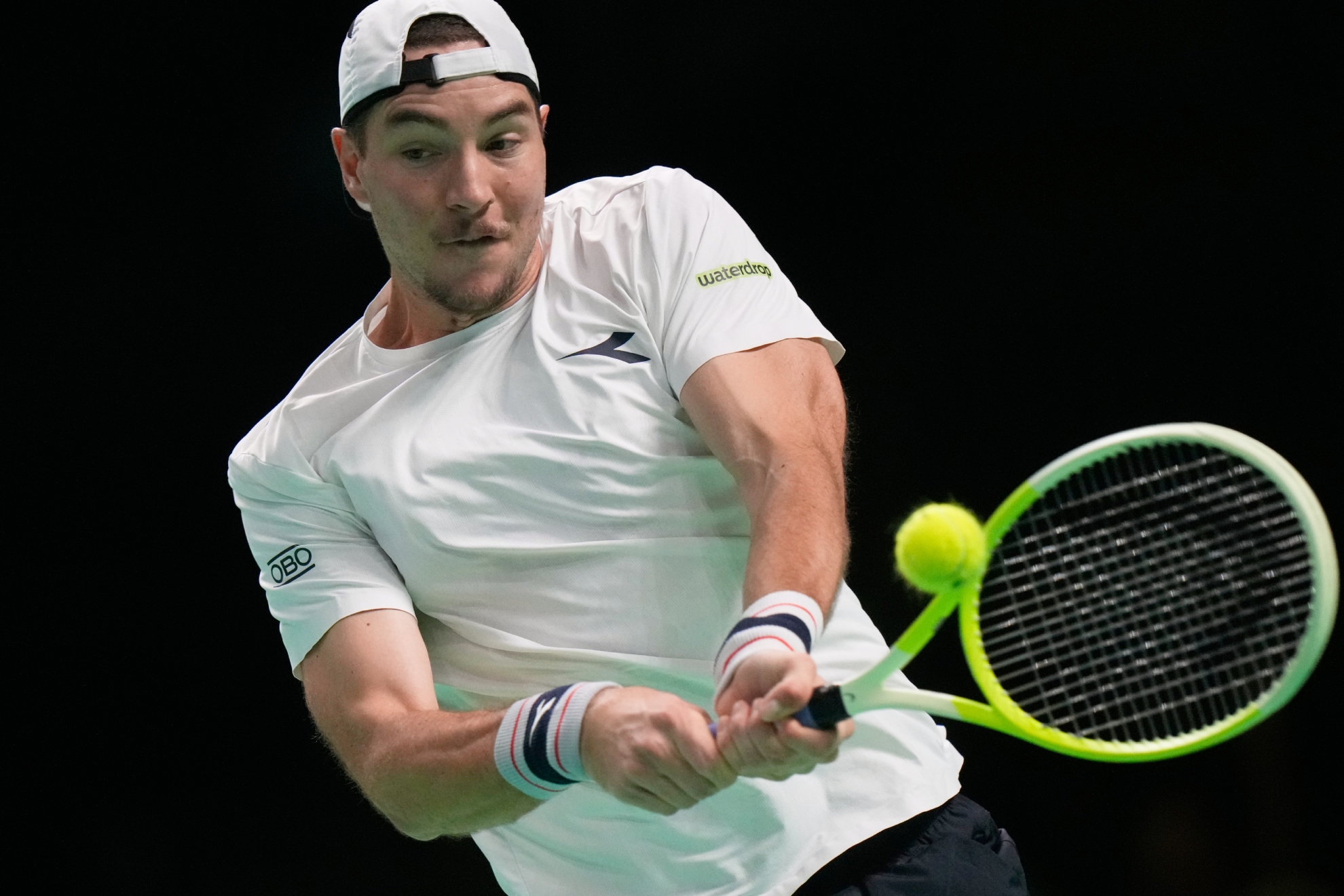 Struff pogađa bekhend.