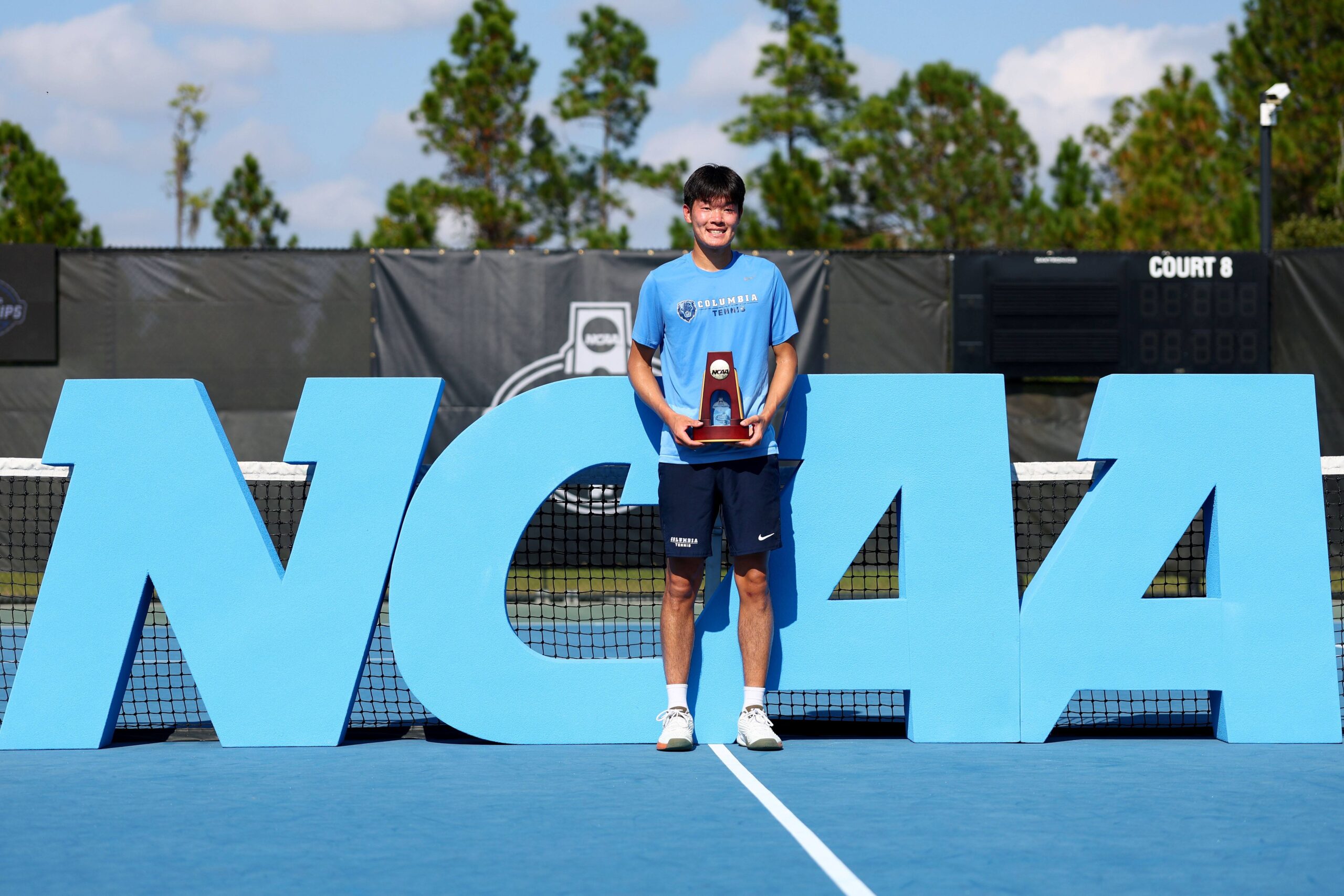 Kolumbija je Majkl Ženg pravi istoriju dok ponavlja kao NCAA singl šampion u tenisu