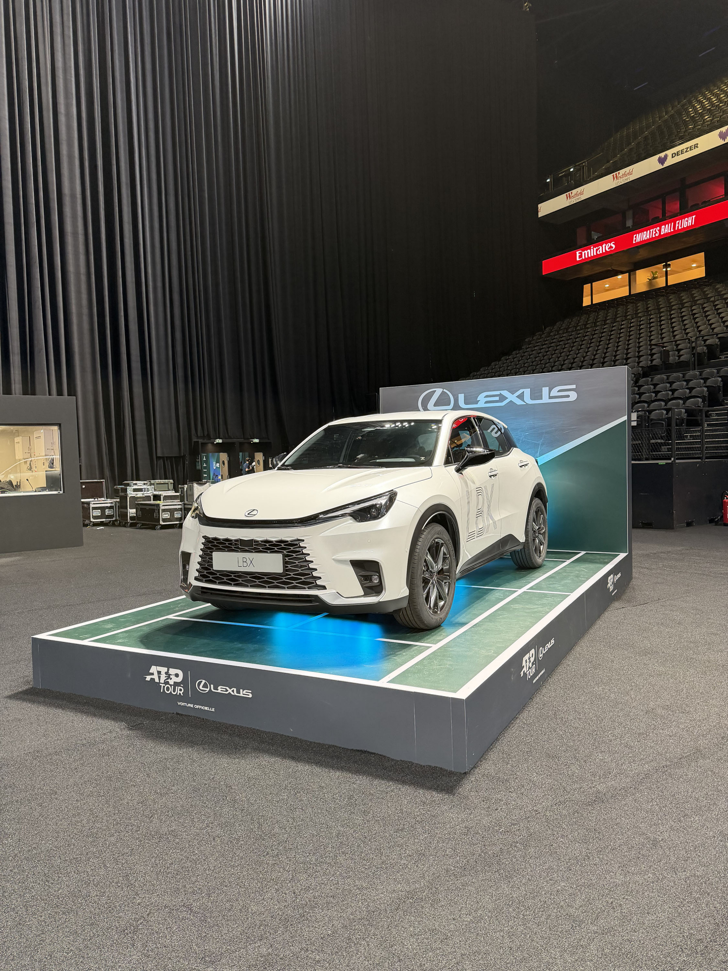 Jedan od Lekusovih automobila prisutnih u Areni odbrane.