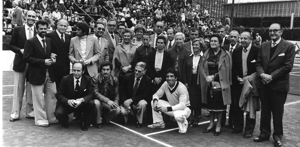 Počast bivšim šampionima Španije 1979. godine. Na slici, između ostalih, Manuel Orantes, Manolo Santana, Couder, Olozoga, Lili Alvarez, Carmen Hernandez Coronado, Pilar Barril...