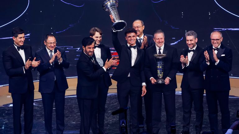 Lando Norris podiže šampionski trofej