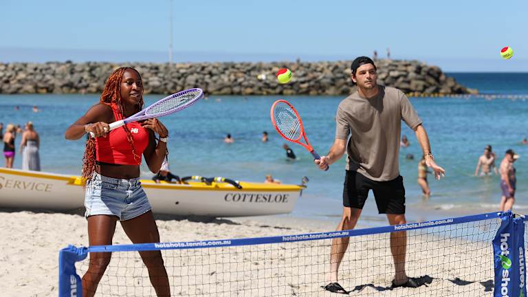 Dan ranije, Coco Gauff i Tejlor Fritz svratili su na plažu Cottesloe na rundu tenisa na pesku sa lokalnim juniorima.