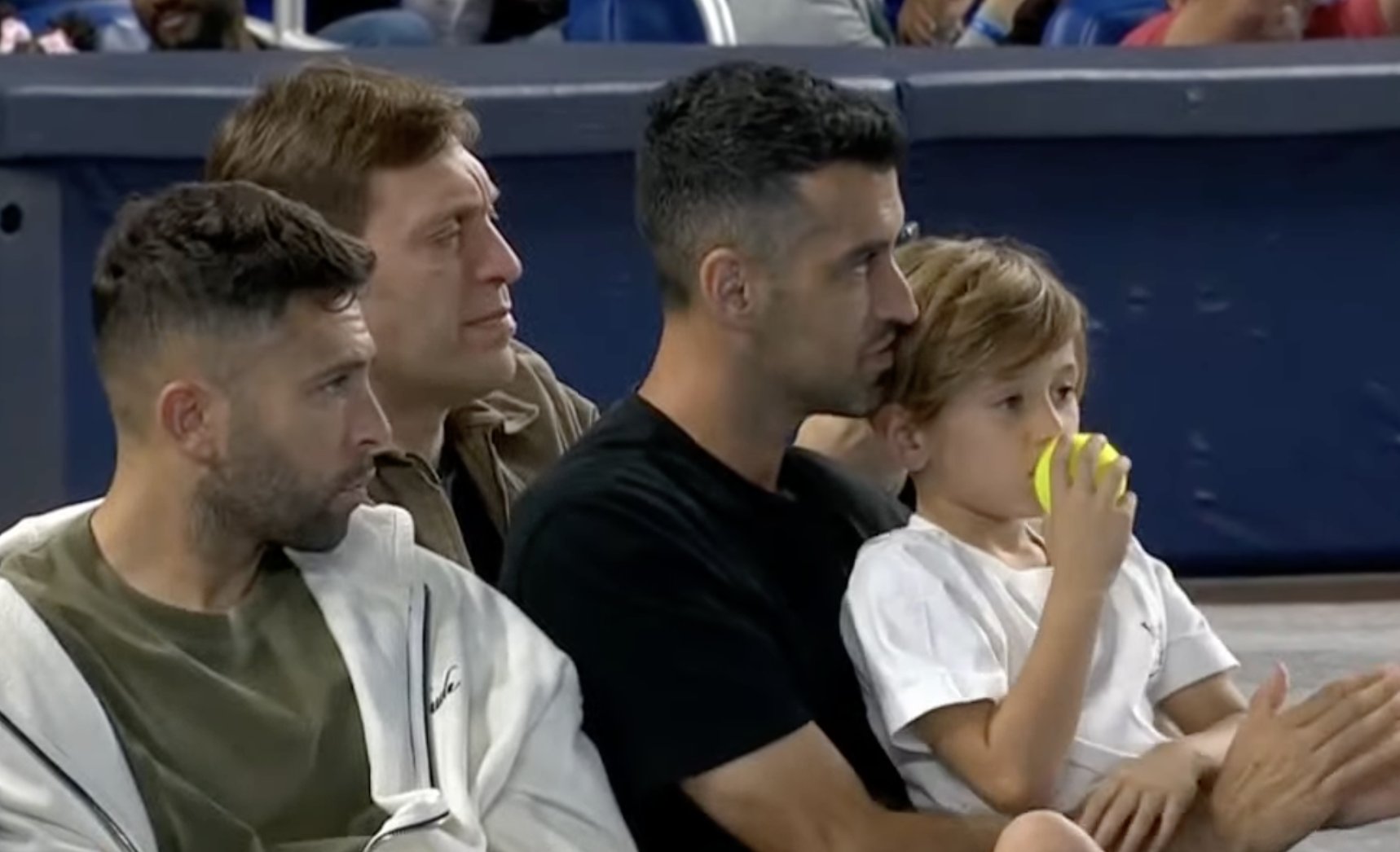 Jordi Alba i Serhio Busquets, na tribinama.