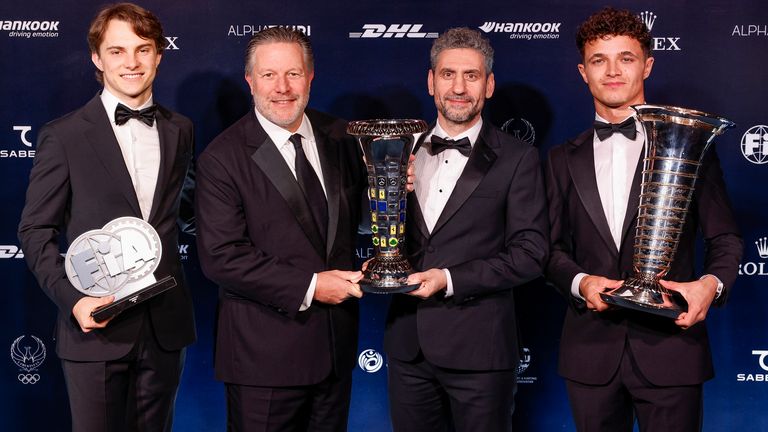 McLaren porodična fotografija sa svojim nagradama na FIA nagradama