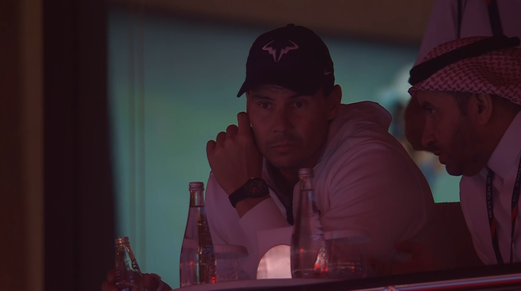 Nadal gleda španski duel na tribinama.