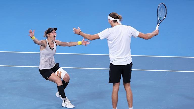 Aleksandar Zverev udružio se sa Laurom Siegemund kako bi zapečatio pobedu Nemačke u Junajted kupu 2024. godine.