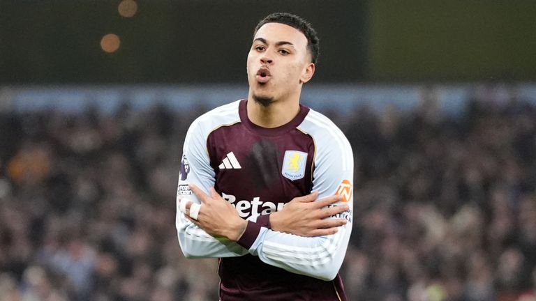 Aston Vila je Morgan Rodžers slavi svoj drugi gol na utakmici