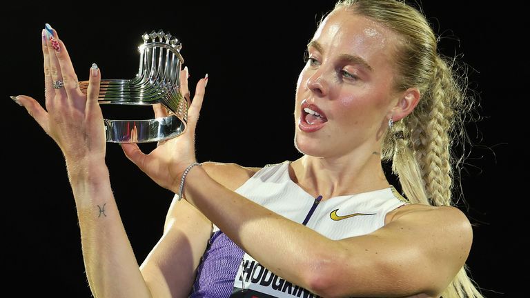 Keeli Hodgkinson pozira sa svojom Tiffani & Co krunom koja joj je uručena za pobedu na 800m na ATHLOS-u u Njujorku