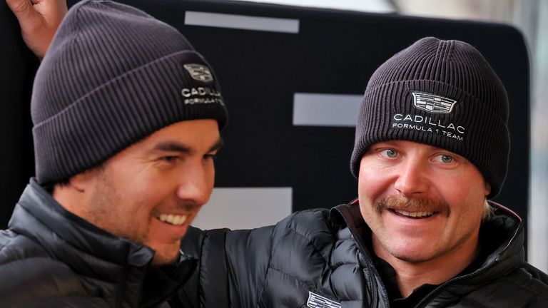 Serhio Perez (L) i Valtteri Bottas na Cadillac Silverstone shakedovn