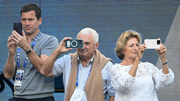 Pored Tima Henmana, Federerovi roditelji Robert i Linet dokumentovali su scenu za meme.