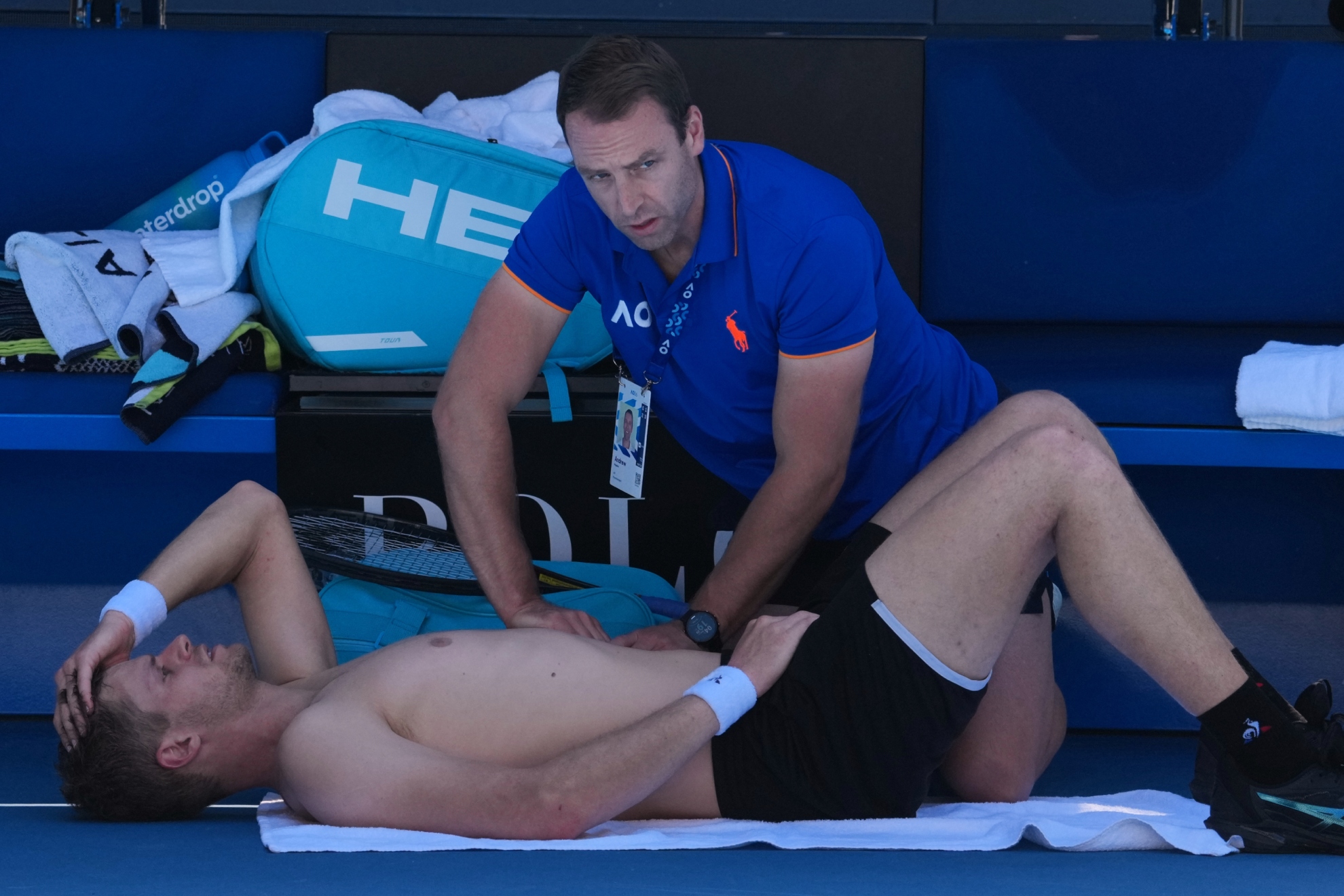 Hanfmann se leči od abdomena na kraju drugog seta.