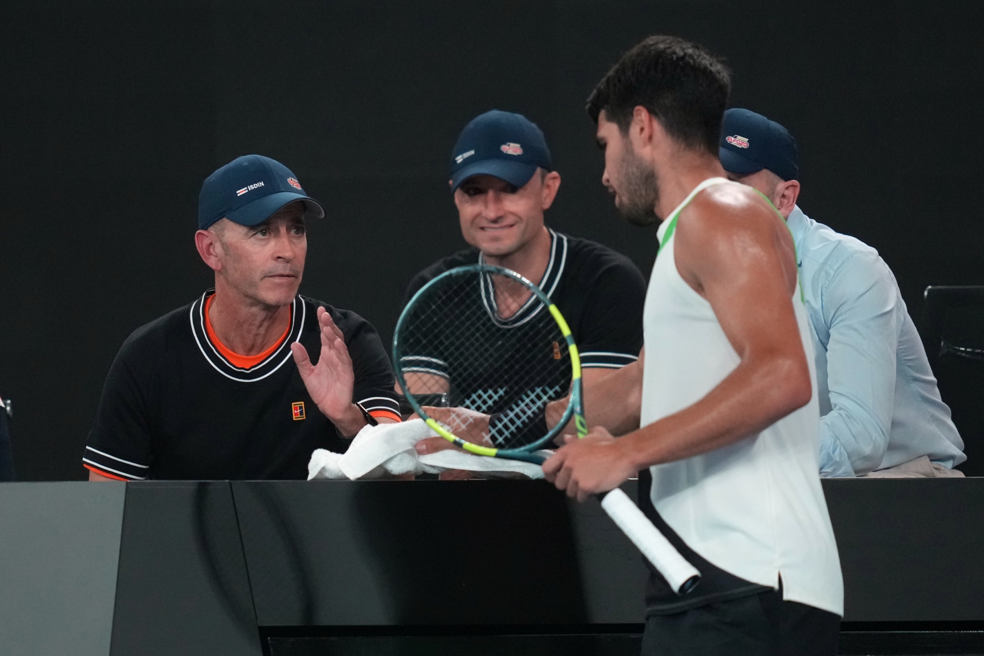 Karlitos sluša uputstva svoje klupe.