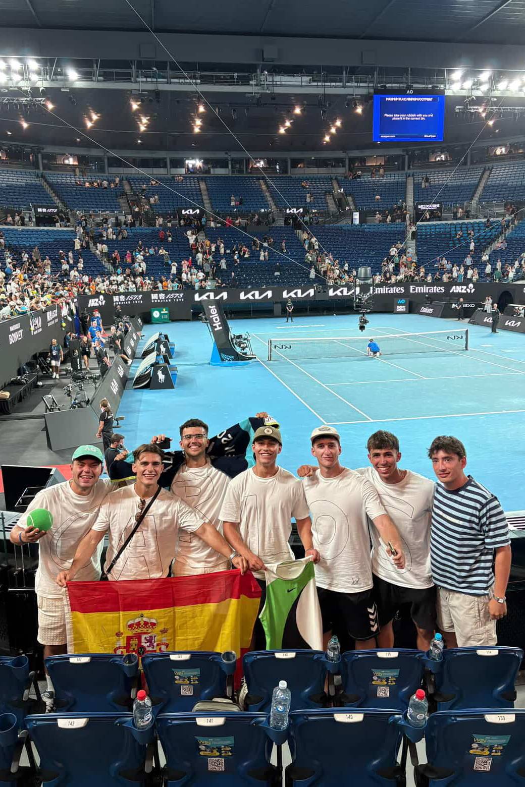 Sedam prijatelja uživaju u igri.