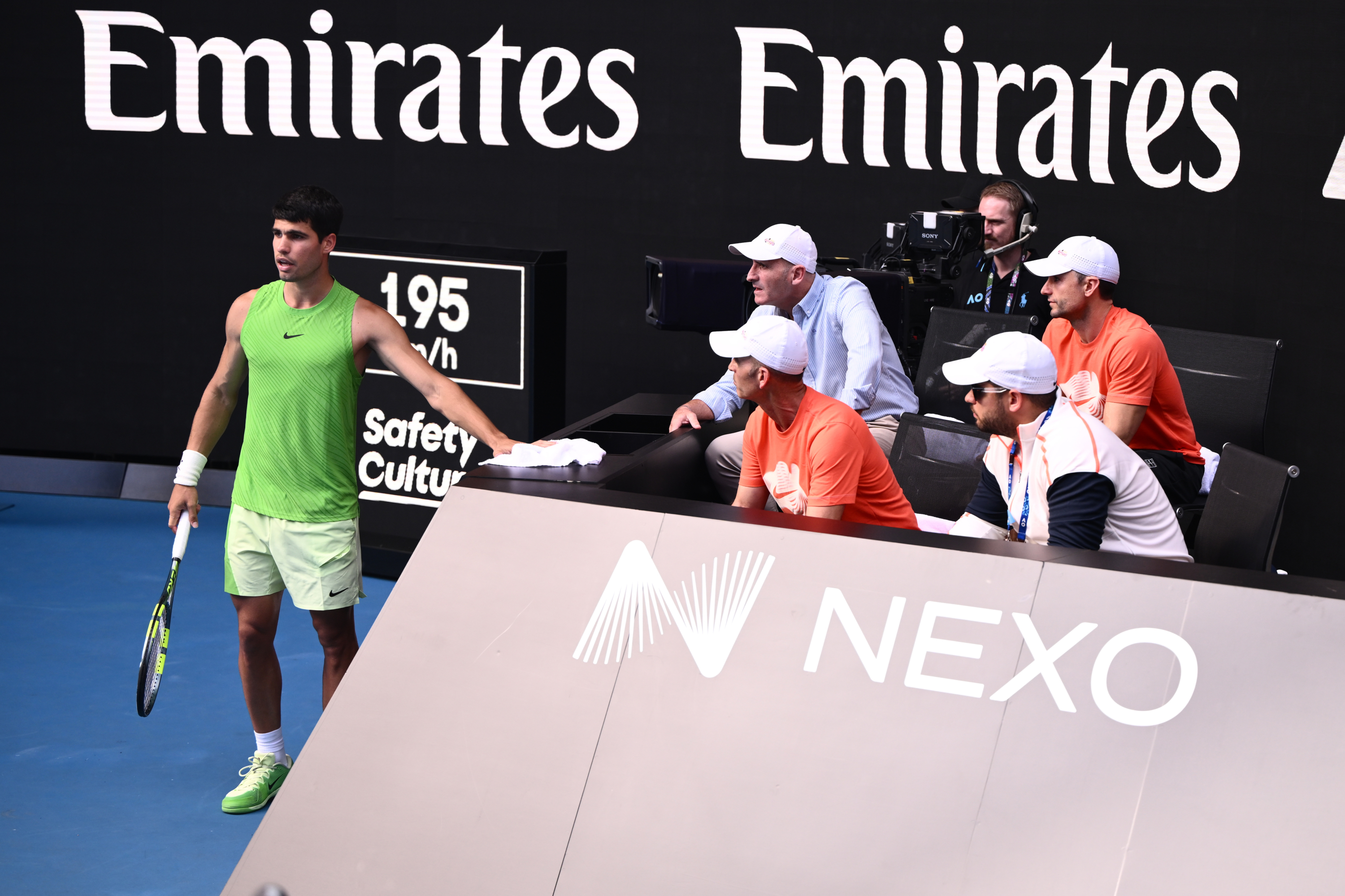 Carlitos, pored svoje klupe.