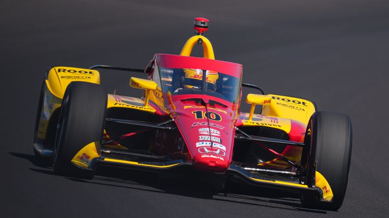 Alek Palou, iz Španije, vozi kroz treći zavoj tokom kvalifikacija za Indianapolis 500 auto trka na Indianapolis Motor Speedway u Indianapolisu, nedelja, 18. maj 2025. (AP Photo/Michael Conroy)