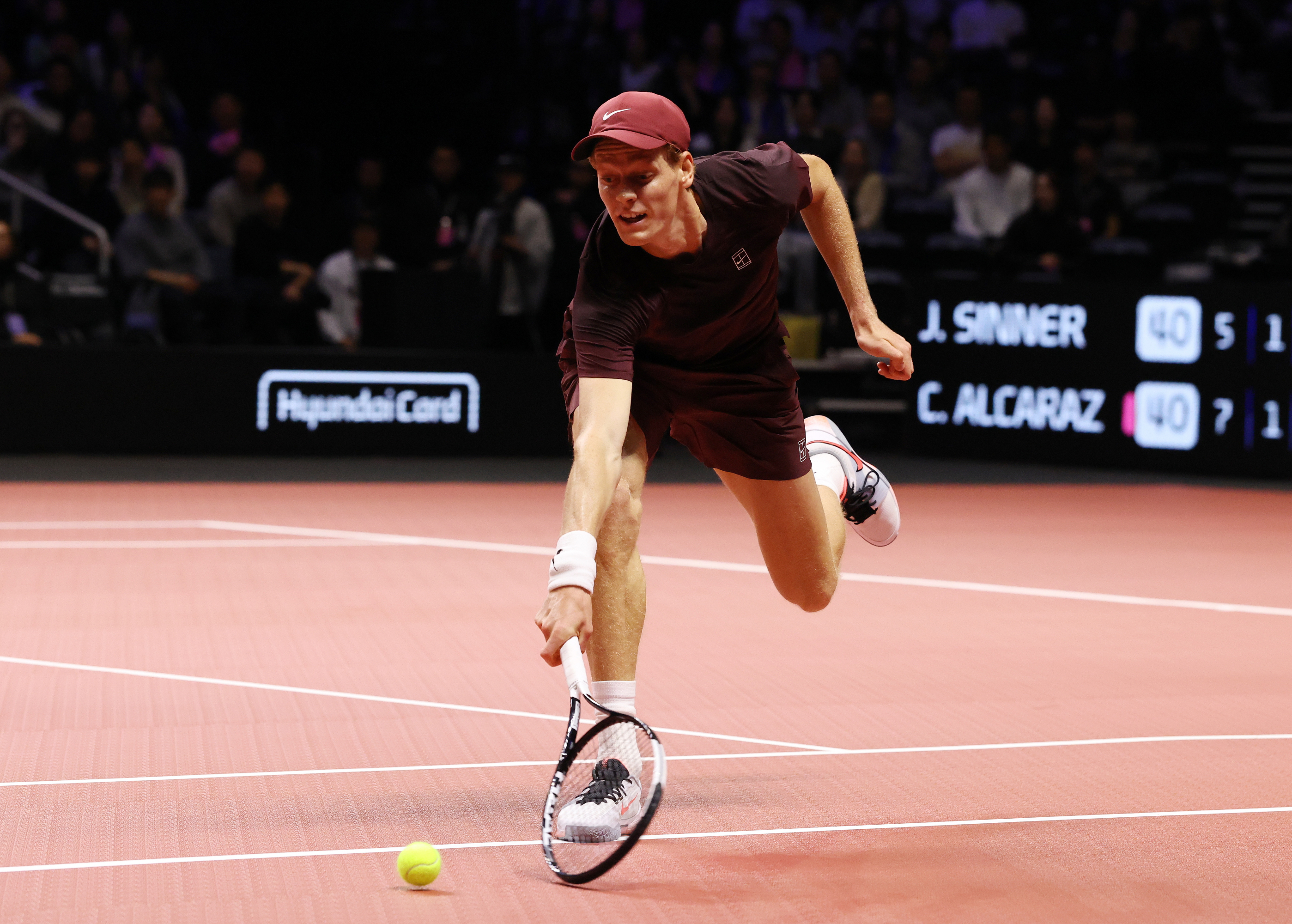 Jannik pokušava da dođe do lopte.