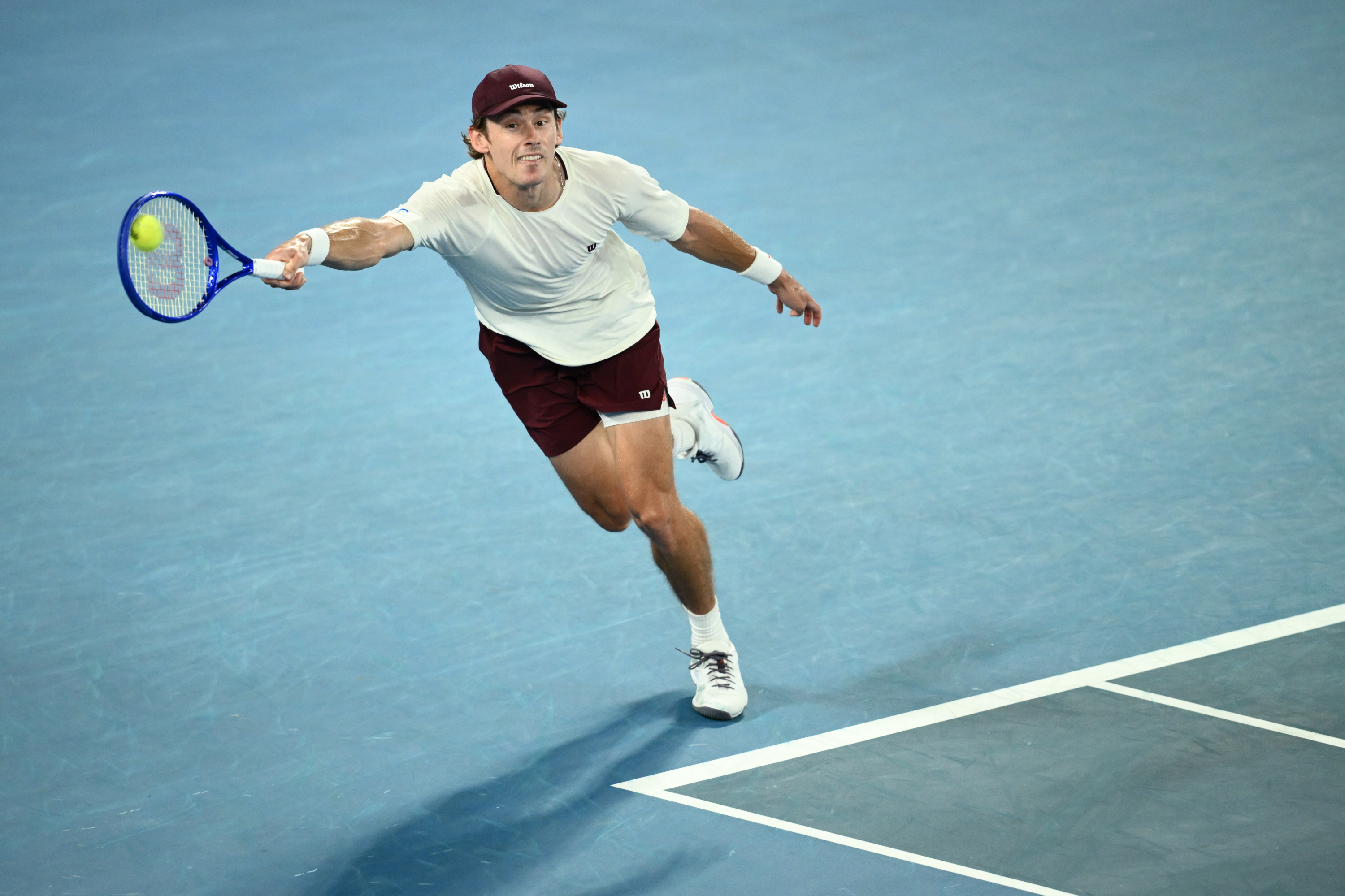 De Minaur pokušava da dođe do lopte.