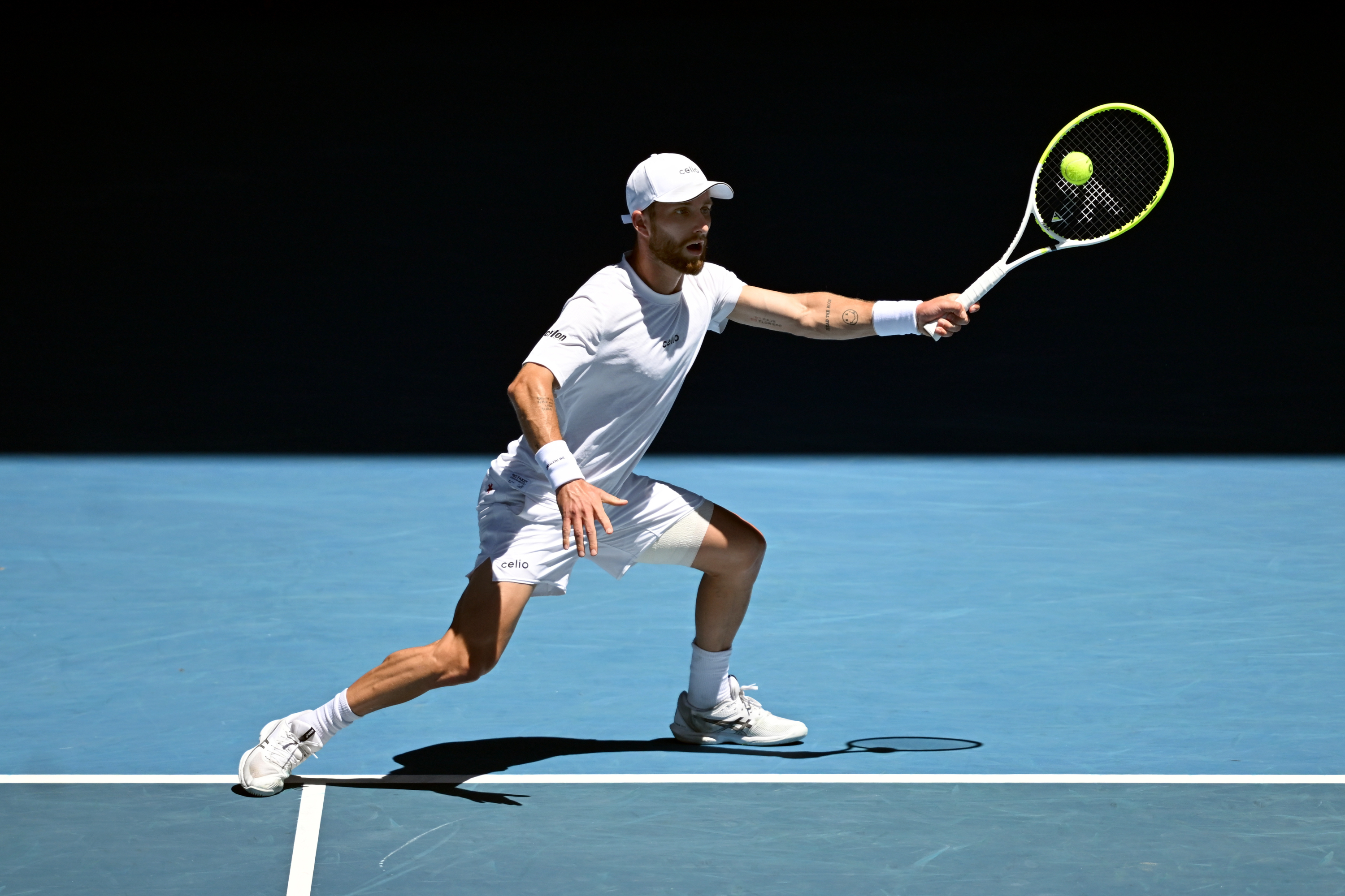 Moutet seče loptu desnom nogom.