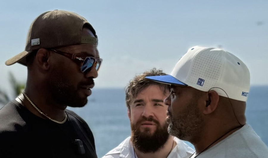 Džons udara Kormiera nakon ponovnog okupljanja rijalitija