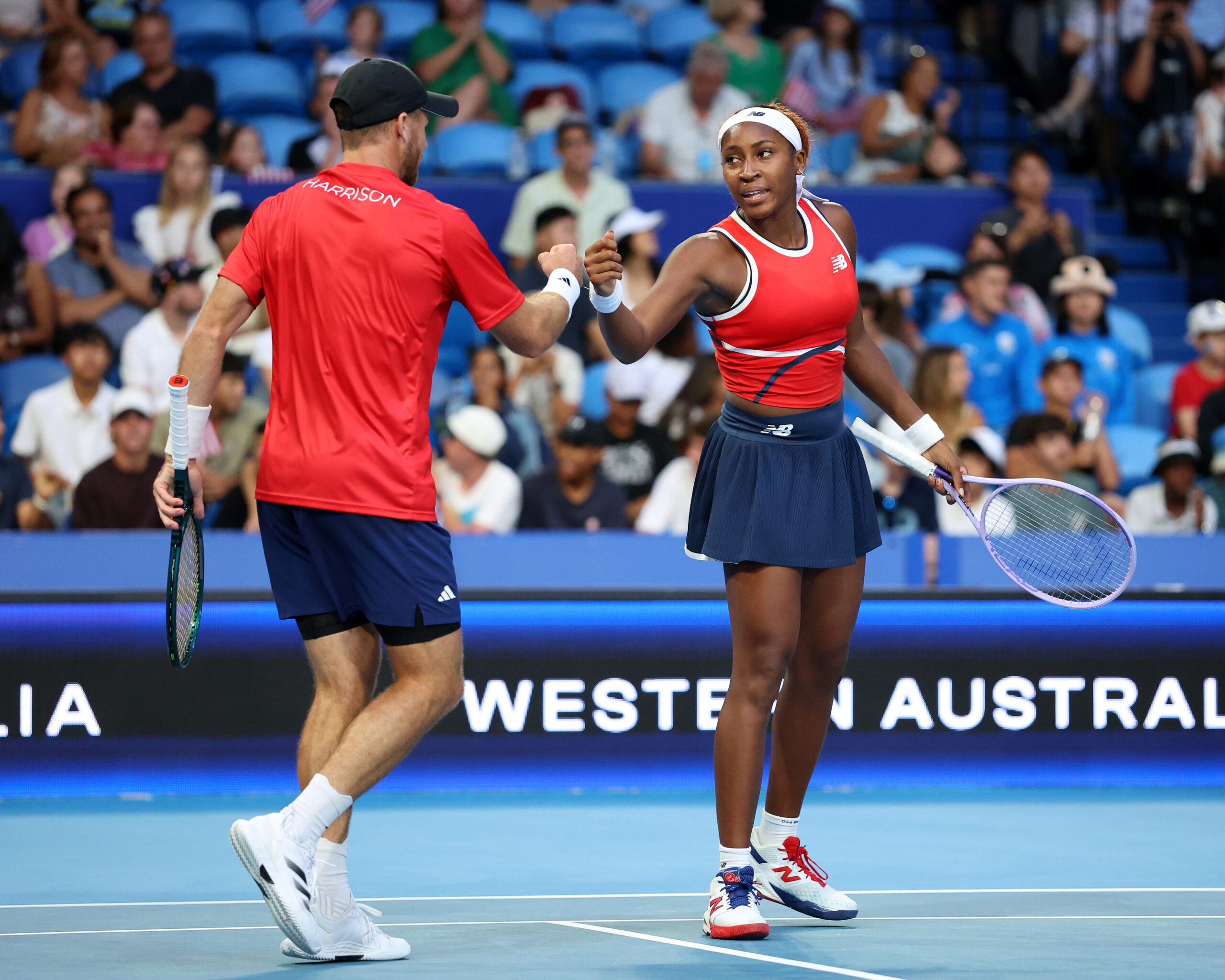 Koko Gauf pobedila Mariju Sakkari, a zatim pobedila sa Kristijanom Harisonom i poslala SAD u polufinale Junajted kupa
