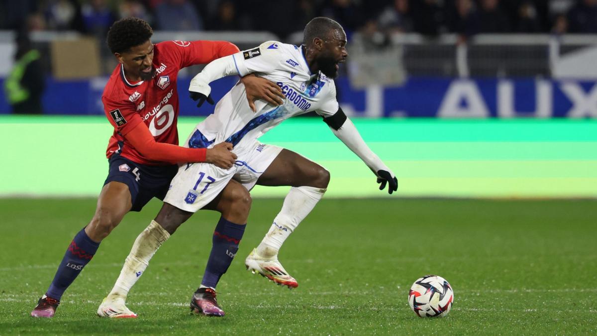 Lassine Sinaioko produžava ugovor sa AJA