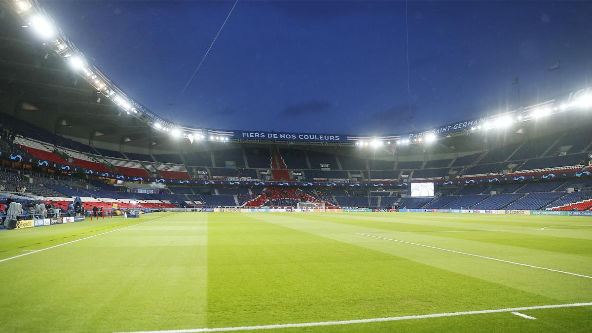 PSŽ: Teren Parc des Princes pokriven pre derbija protiv Paris FC