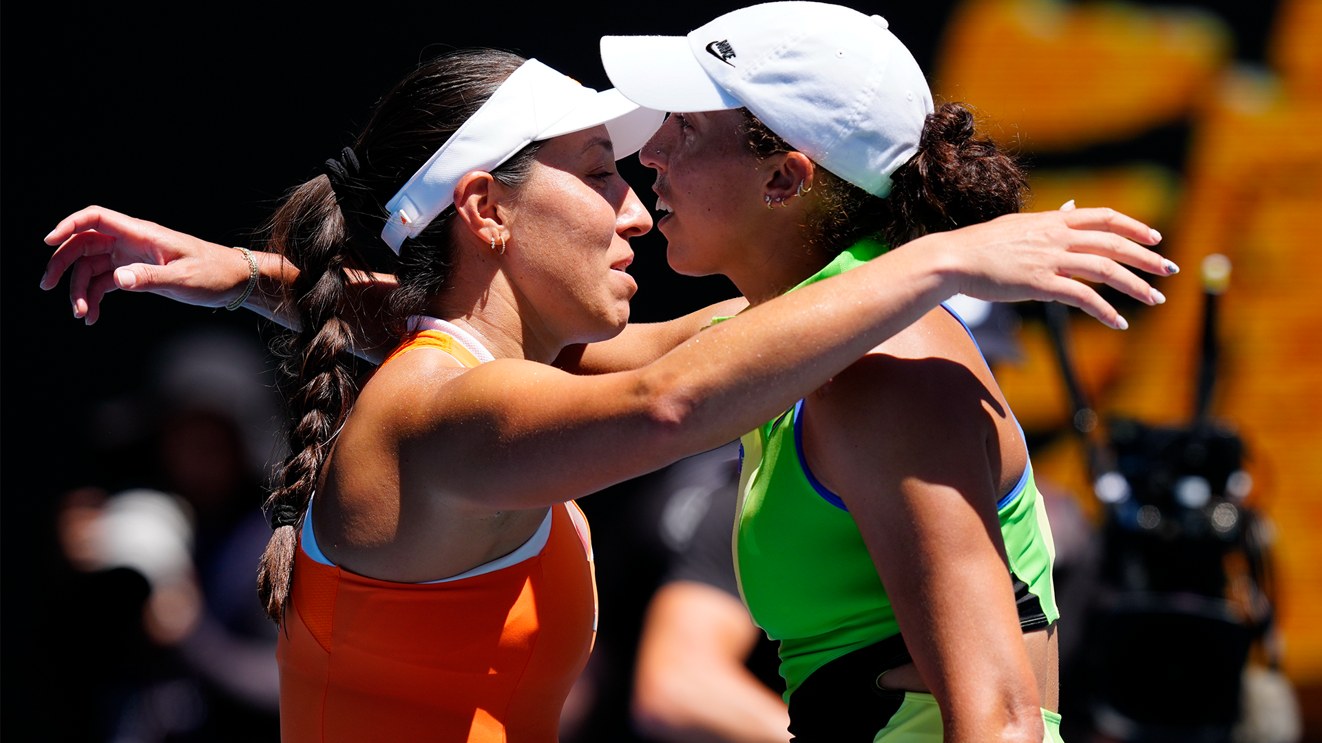 Suočena sa nošenjem dresa Travisa Kelcea, Jessica Pegula služi pitu od jabuka od cheddara Madison Keis na Australian Openu