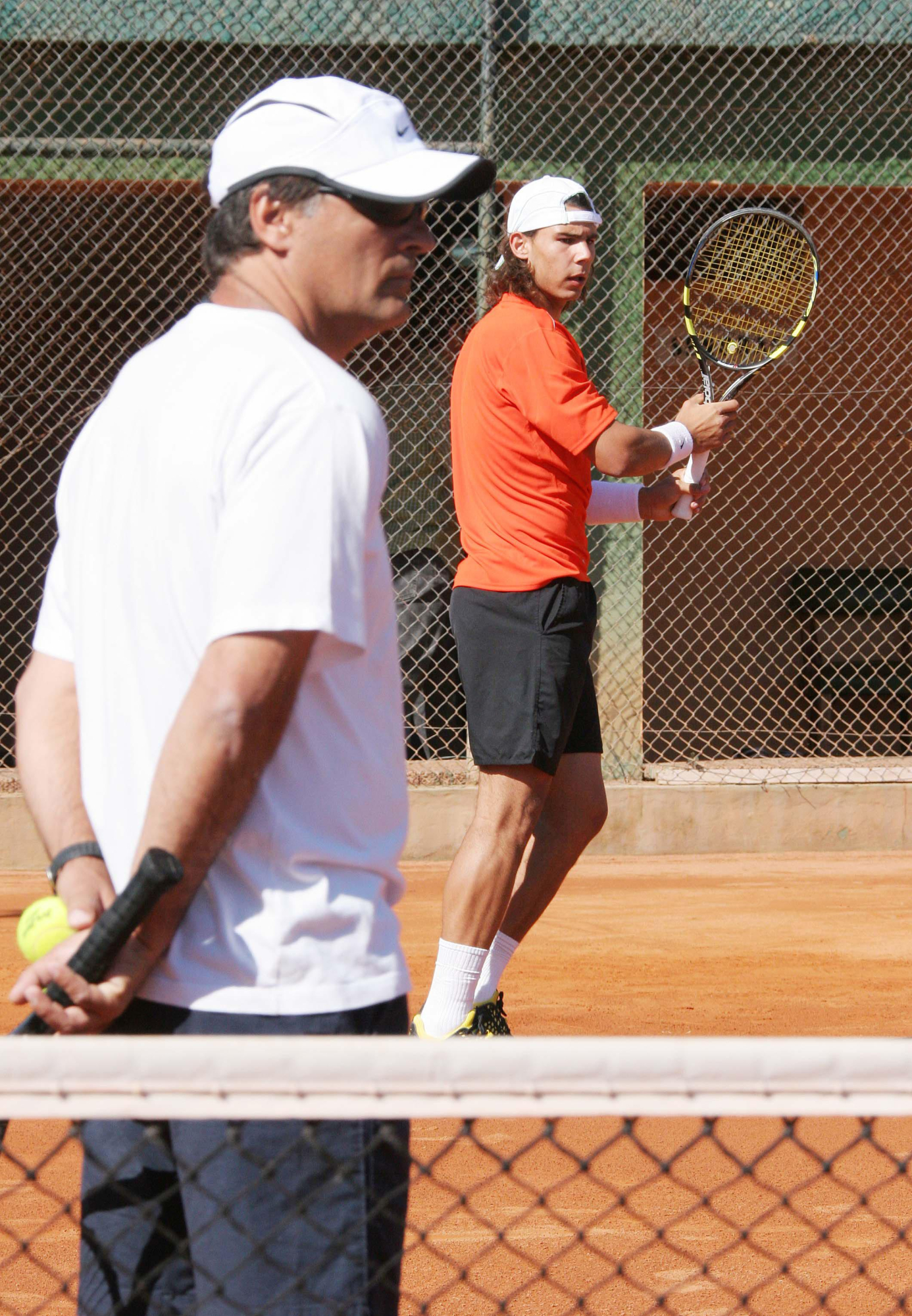 Toni Nadal gleda mladog Rafu.