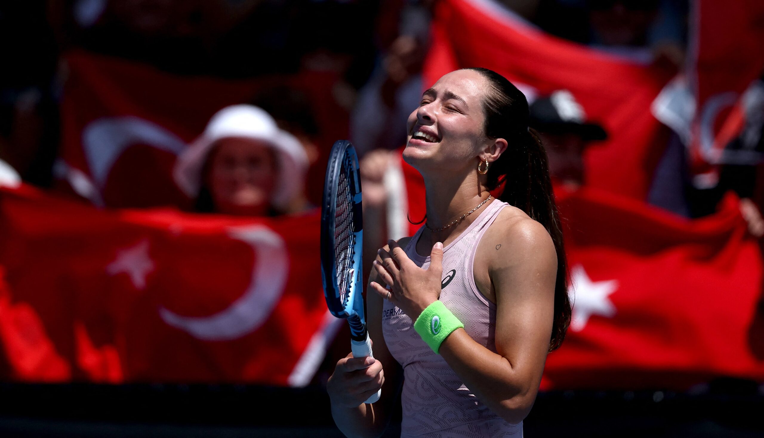 Zejnep Sonmez, "igrajući zajedno" sa nestvarnom atmosferom AO, izjednačava se sa njenim istorijskim velikim nizom