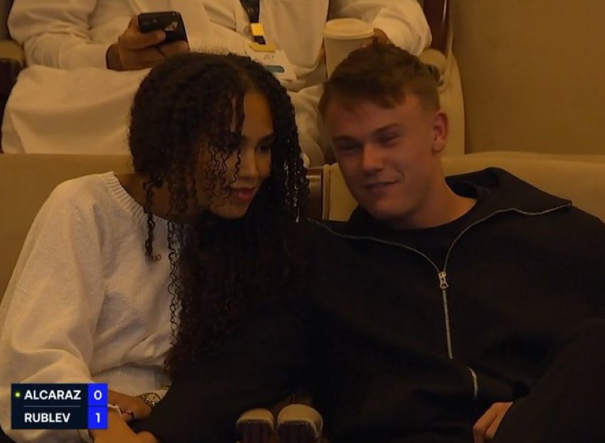 Rune, sa svojom devojkom.