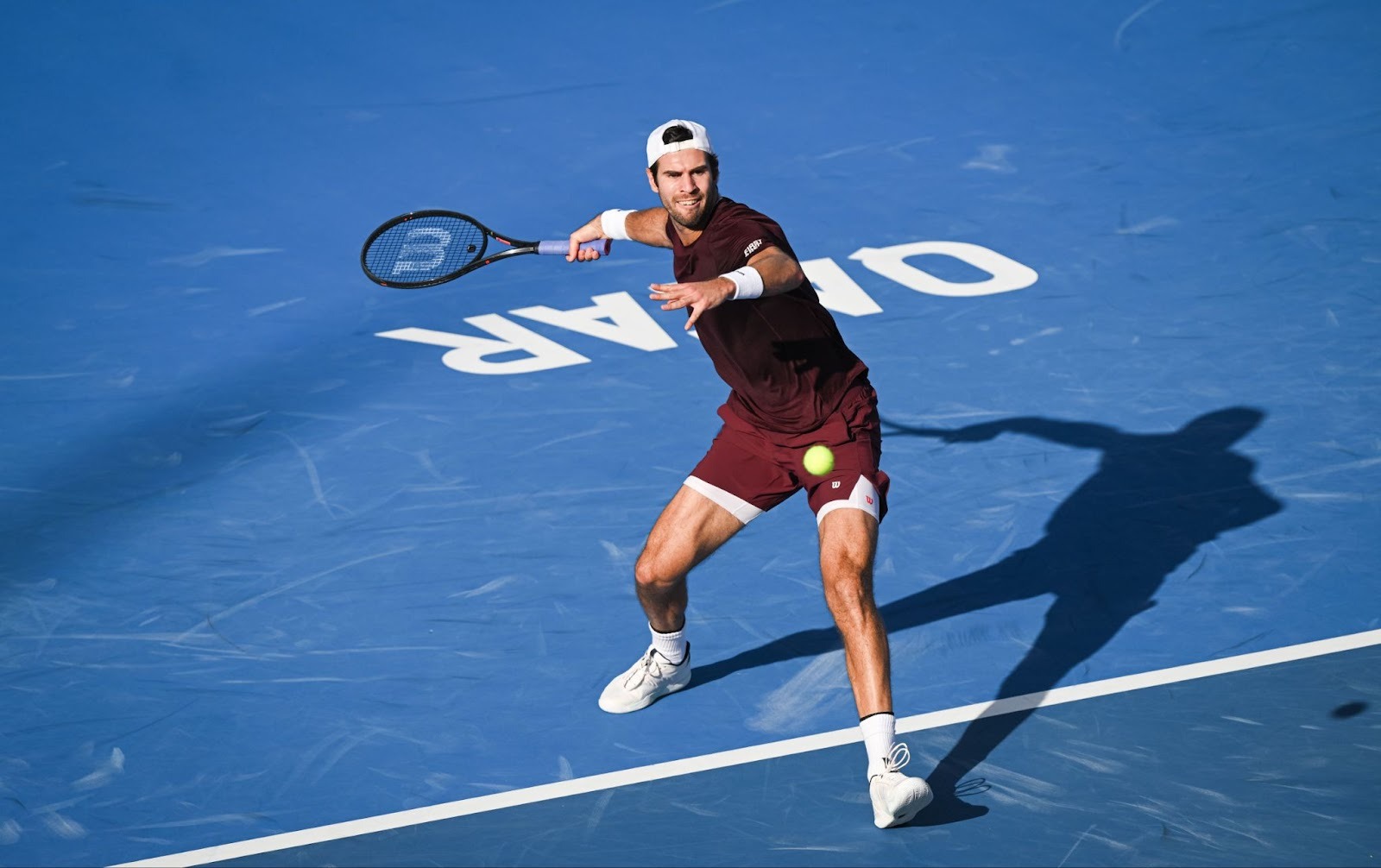 Hačanov udara desnom nogom.