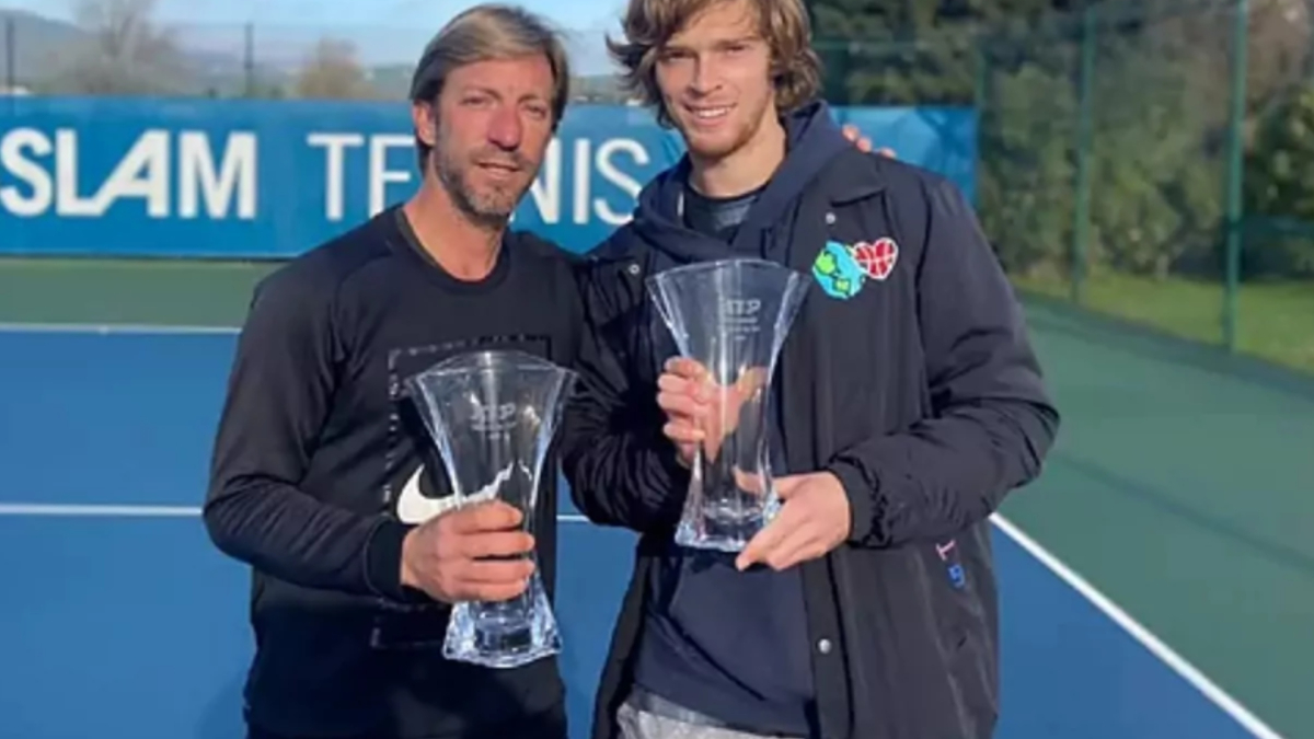 Andrej Rubljov, čiji je otac bokser, njegov nadimak i potpis odeće je "Rublja", njegova majka je trenirala Kurnikovu...