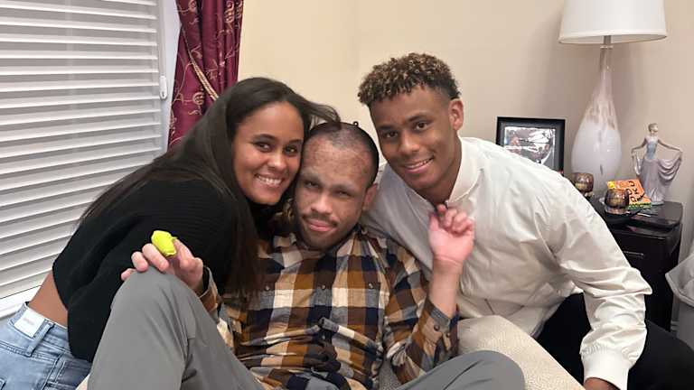 Luke Forbes, na slici u sredini Abbei i Matt.