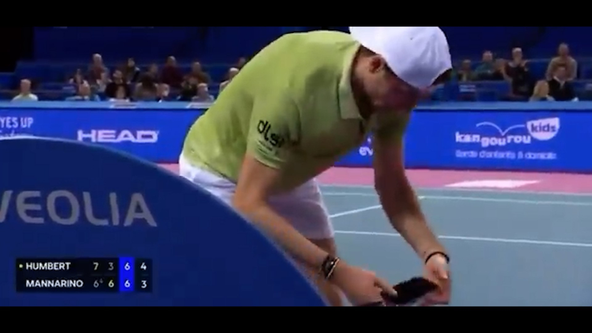 Čudan gest Uga Humberta koji je pod sumnjom: on gleda u svoj mobilni usred taj-brejka, a zatim gubi sve poene