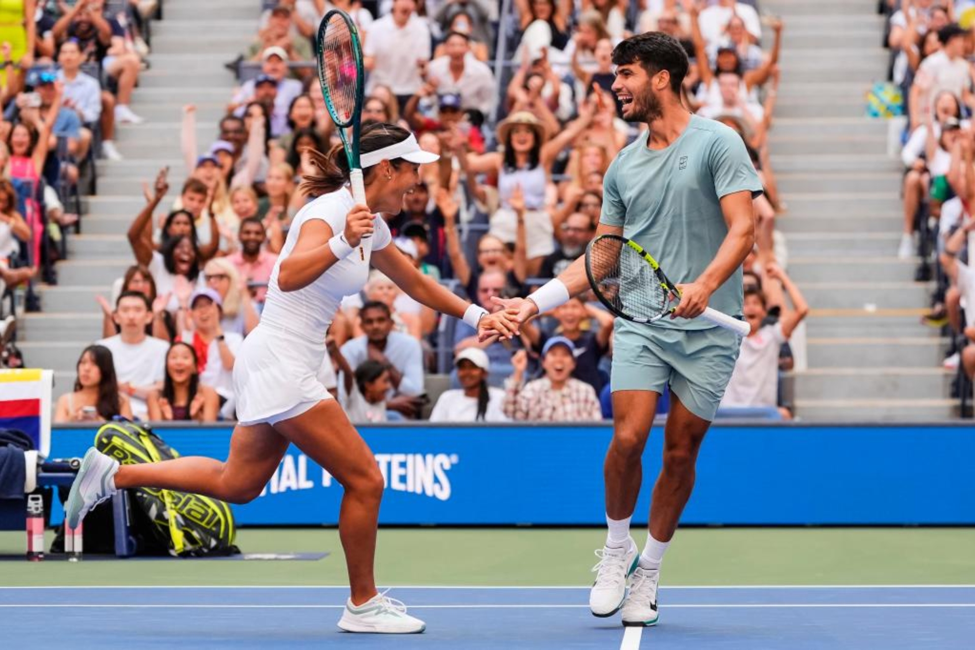 Ema Radukanu i Karlos Alkaraz, tokom mešovitih dublova poslednjeg Otvoreno prvenstvo