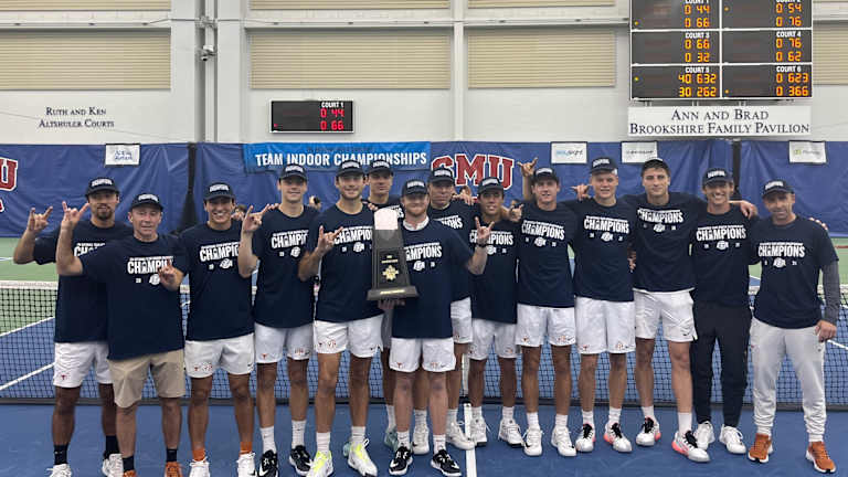 Teksas muški program proslavio je svoj inauguralni ITA National Team Indoor Championship trofej.