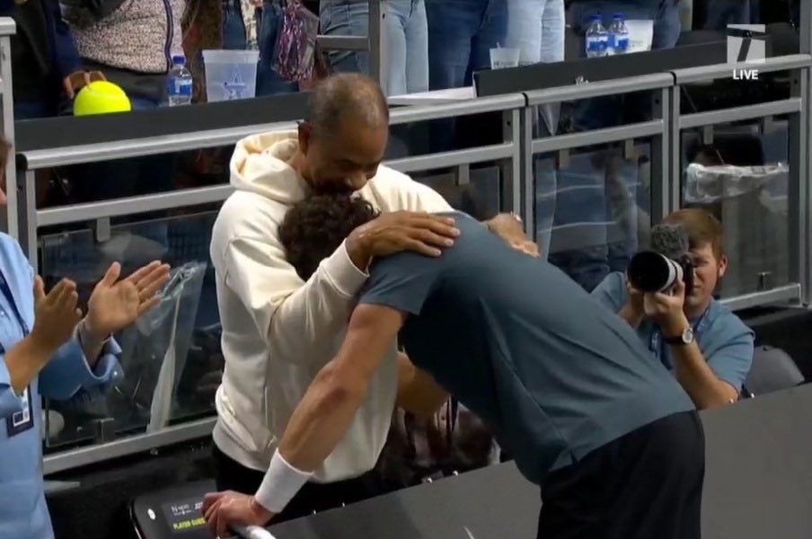 Ben zagrli svog oca Brajana.