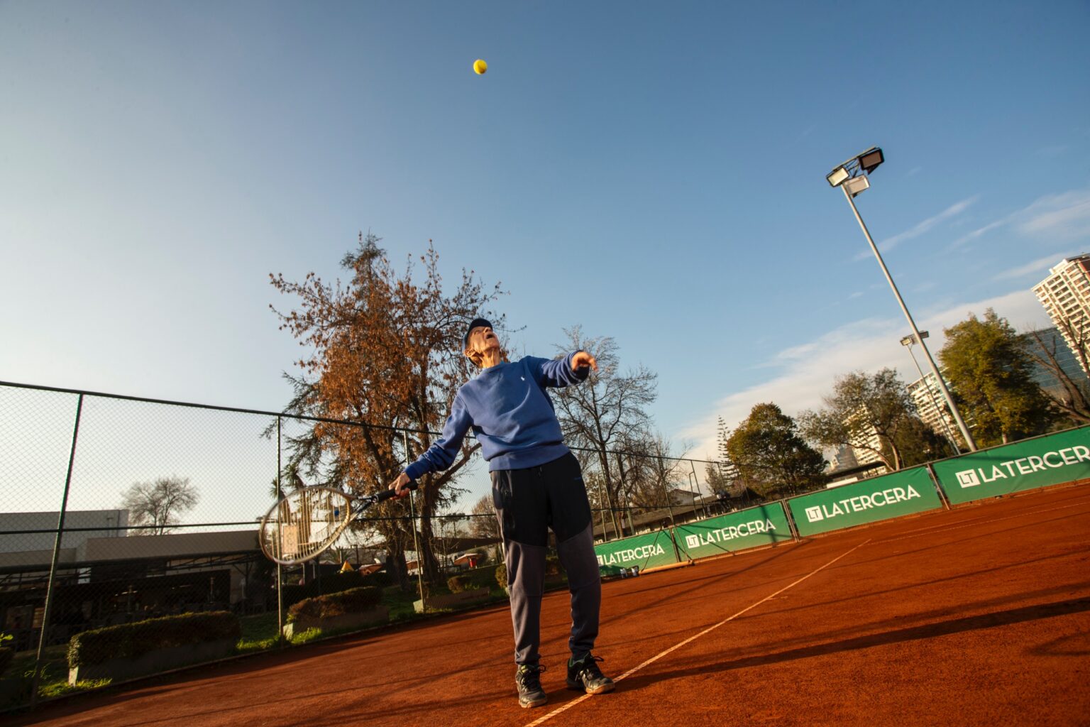 Tito Zerene udara desnu ruku.