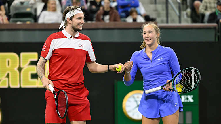 Bublik je ušao kao zamena da udruži snage sa brani BNP Paribas Open ženskog šampiona.