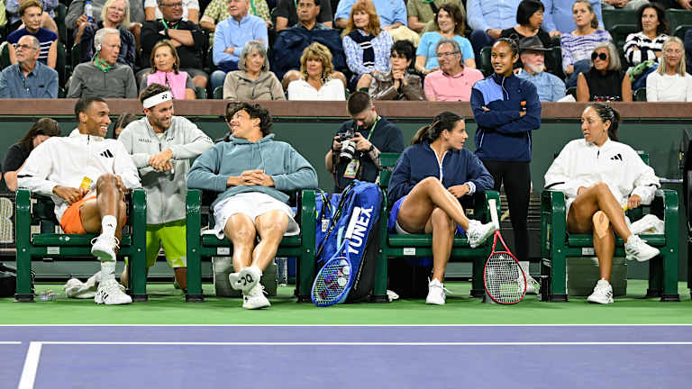 Isto toliko, ako ne i više akcije, odvija se na marginama tokom zabavne izložbe.