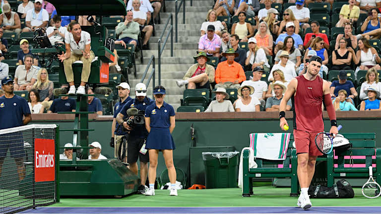 Draper se vraća nakon što je obavešten da je njegov gest proglašen smetnjom.