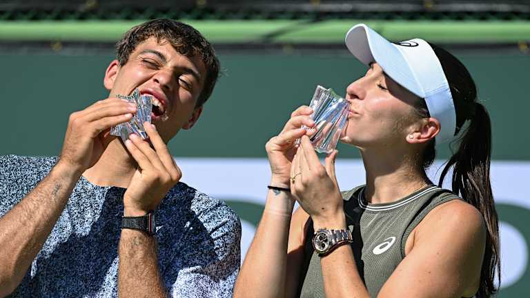 Brzo improvizovano trofej puca sledi na osnovnoj liniji ...