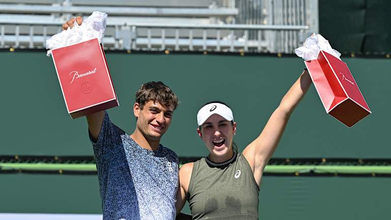 Dvojac je podigao svoje poklon kese, iako nisu bili zatraženi da pogledaju unutra tokom početne prezentacije.